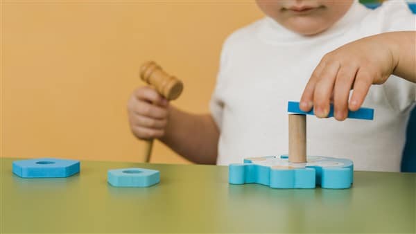 ahşap oyuncakla oynayan çocuk 4