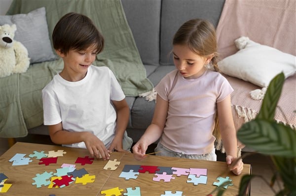 puzzle yapan çocuklar
