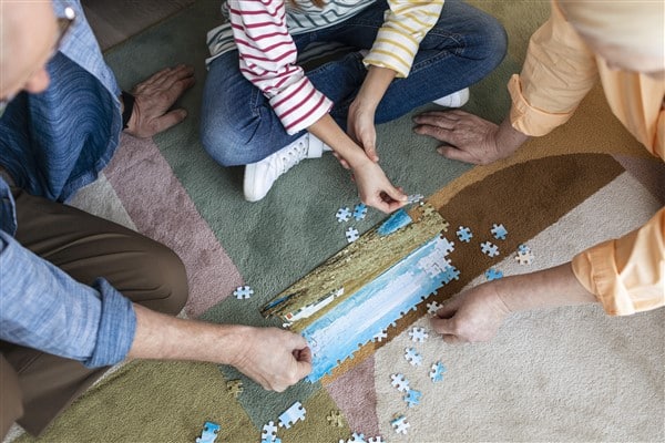 puzzle yapan aile