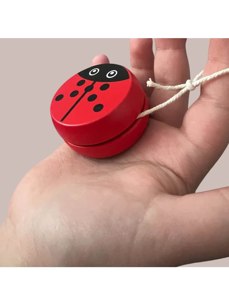 1 elde uğur böceği figürlü ahşap yoyo