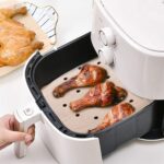 50 Adet Air Fryer Pişirme Kağıdı Tek Kullanımlık Hava Fritöz Yağ Geçirmez Yapışmaz Gıda Pişirme Kağıdı Delikli Kare Model - Görsel 4