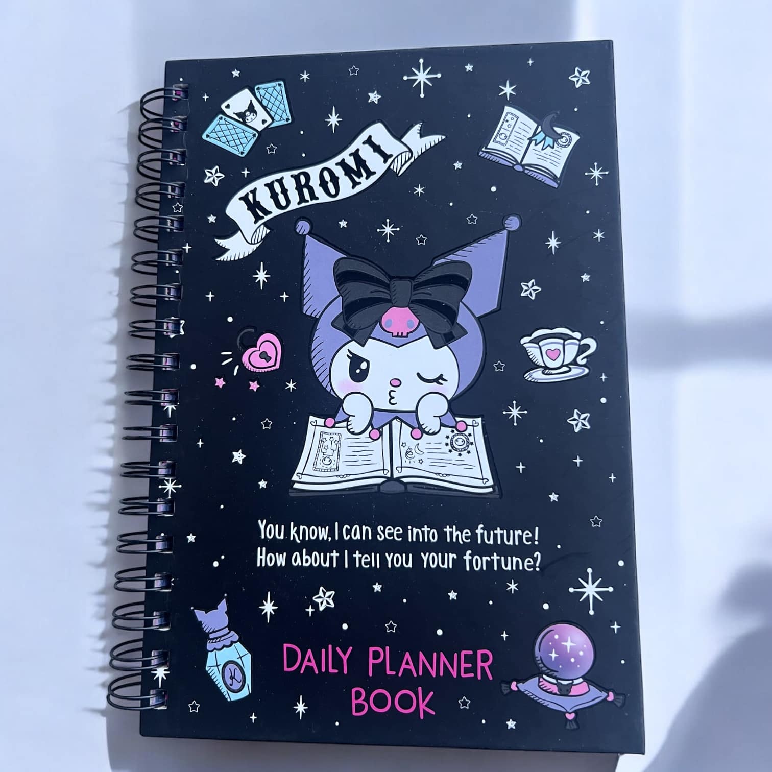 fal-bakan-kuromi-gunluk-planlayici-siyah-kapak-defter-sik-ve-eglenceli-organizasyon-siyah-kapak-spiralli-defter-2224.jpg Fal Bakan Kuromi Günlük Planlayıcı Siyah Kapak Defter - Şık ve Eğlenceli Organizasyon Siyah Kapak Spiralli Defter - Görsel 1