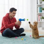 top atan kedi oyuncak tabancası ve kedi