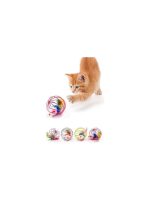 turuncu Kedi kafesli peluş fare ile oynuyor