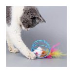 Kedi kafesli peluş fare ile oynuyor