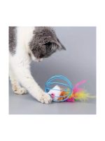 Kedi kafesli peluş fare ile oynuyor