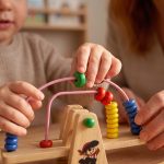Montessori ahşap boncuklu terazi oyuncağı renkli boncuklar ve ince motor beceri detay çekimi