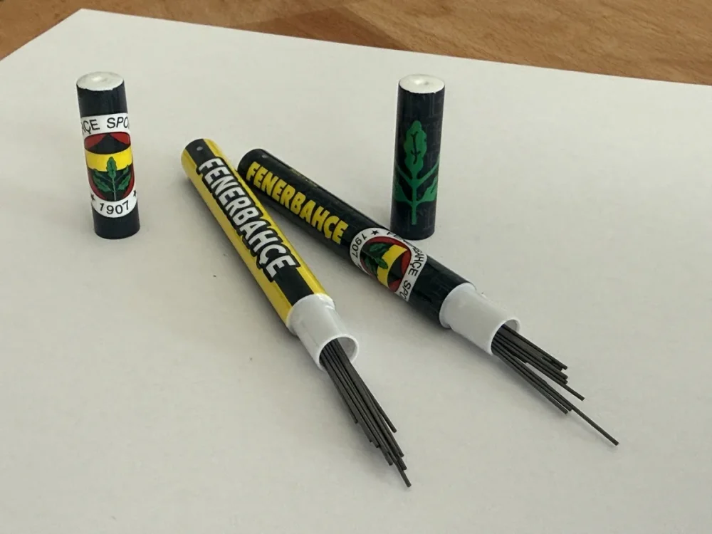 Fenerbahçe Lisanslı Versatil Kalem Ucu 0.7 mm – Sarı Lacivert Tüplü Yedek Uç - Görsel 9